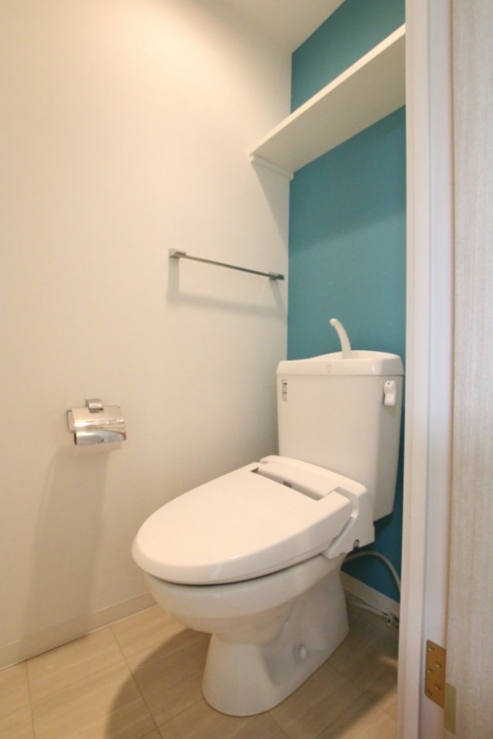 トイレも青い壁紙。
