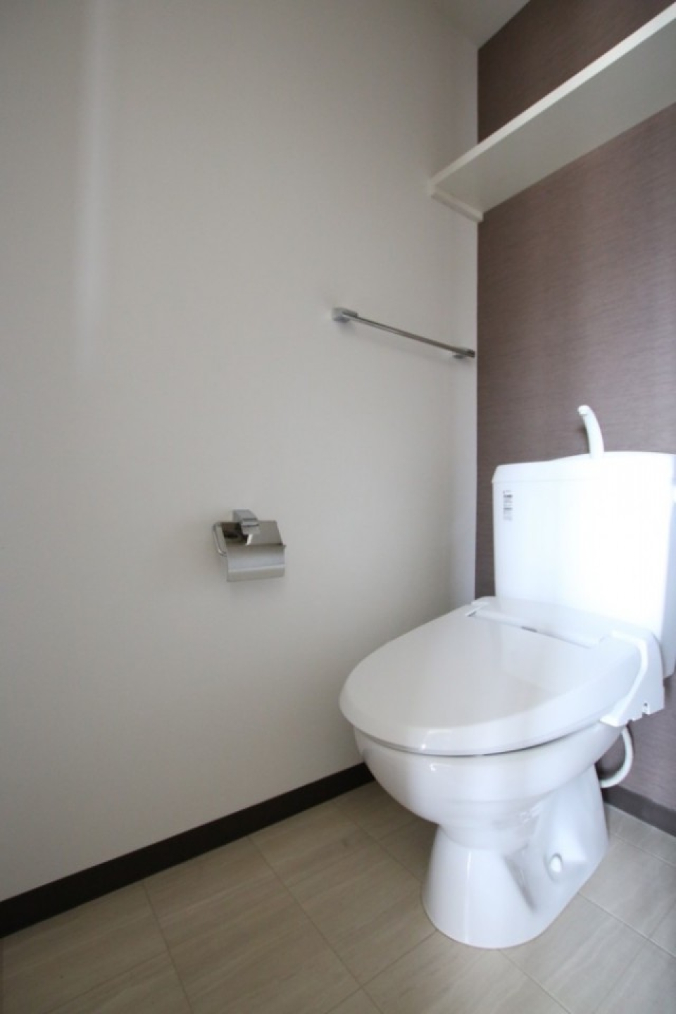 トイレもスタイリッシュかつシャワー付き