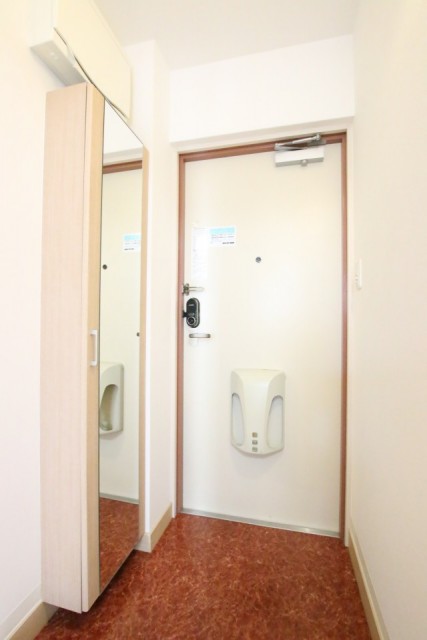 玄関に鏡つきのシューボックスは助かりますね！