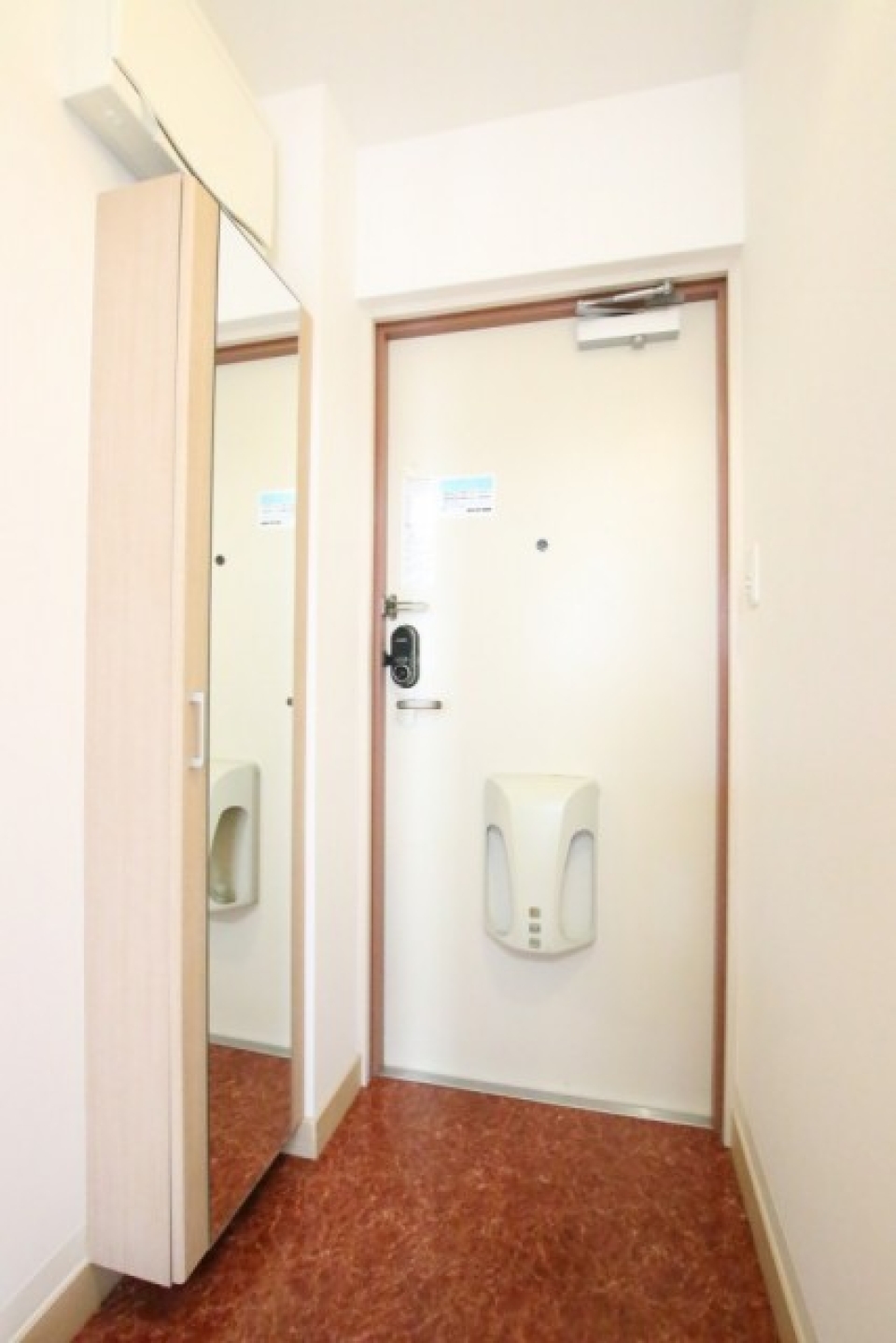 玄関に鏡つきのシューボックスは助かりますね！