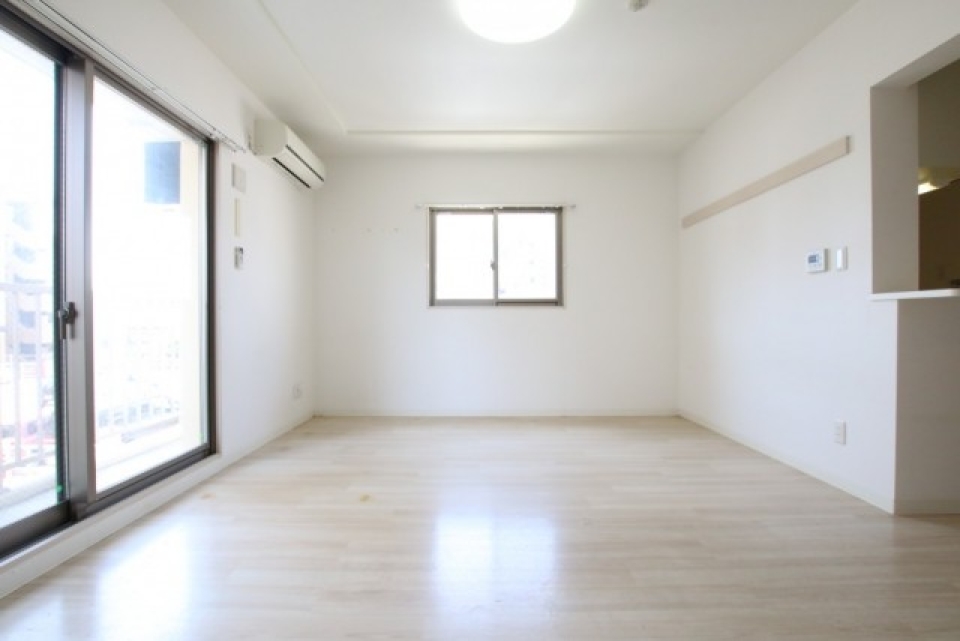角部屋で採光窓もあって明るい洋室。
