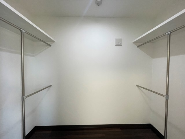 こちらのお部屋には広々ウォークインクローゼットがついてます