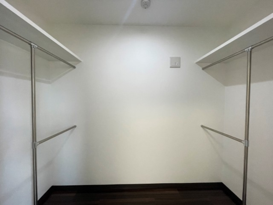こちらのお部屋には広々ウォークインクローゼットがついてます