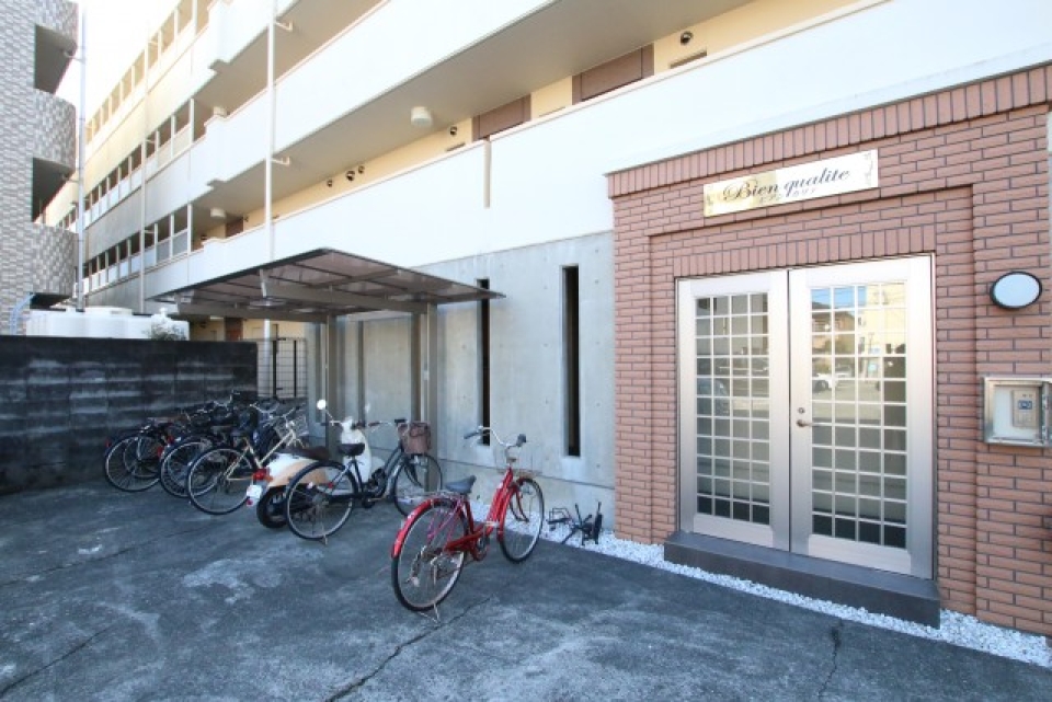 マンション入口には安心のオートロック付き