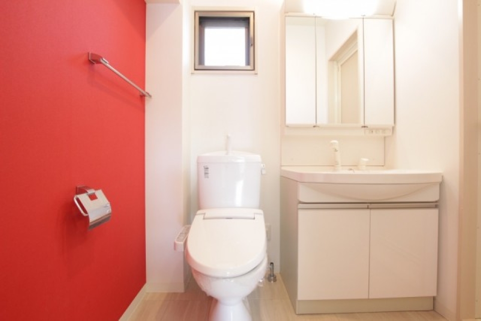 洗面所＆トイレにもRED登場！