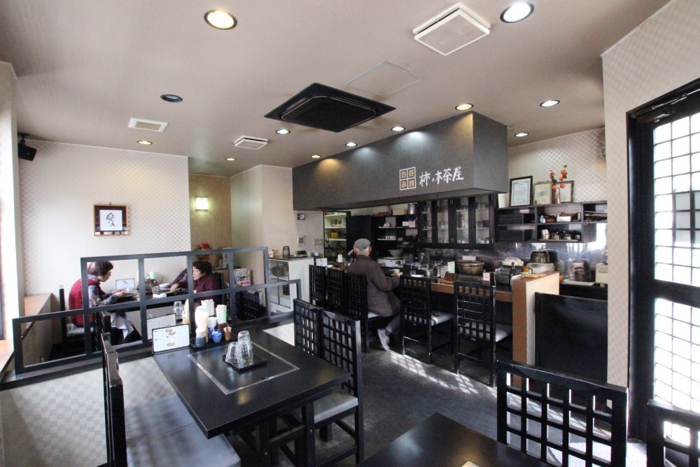１階にある『柿ノ木茶屋』店内風景。お好み焼きが美味しい。