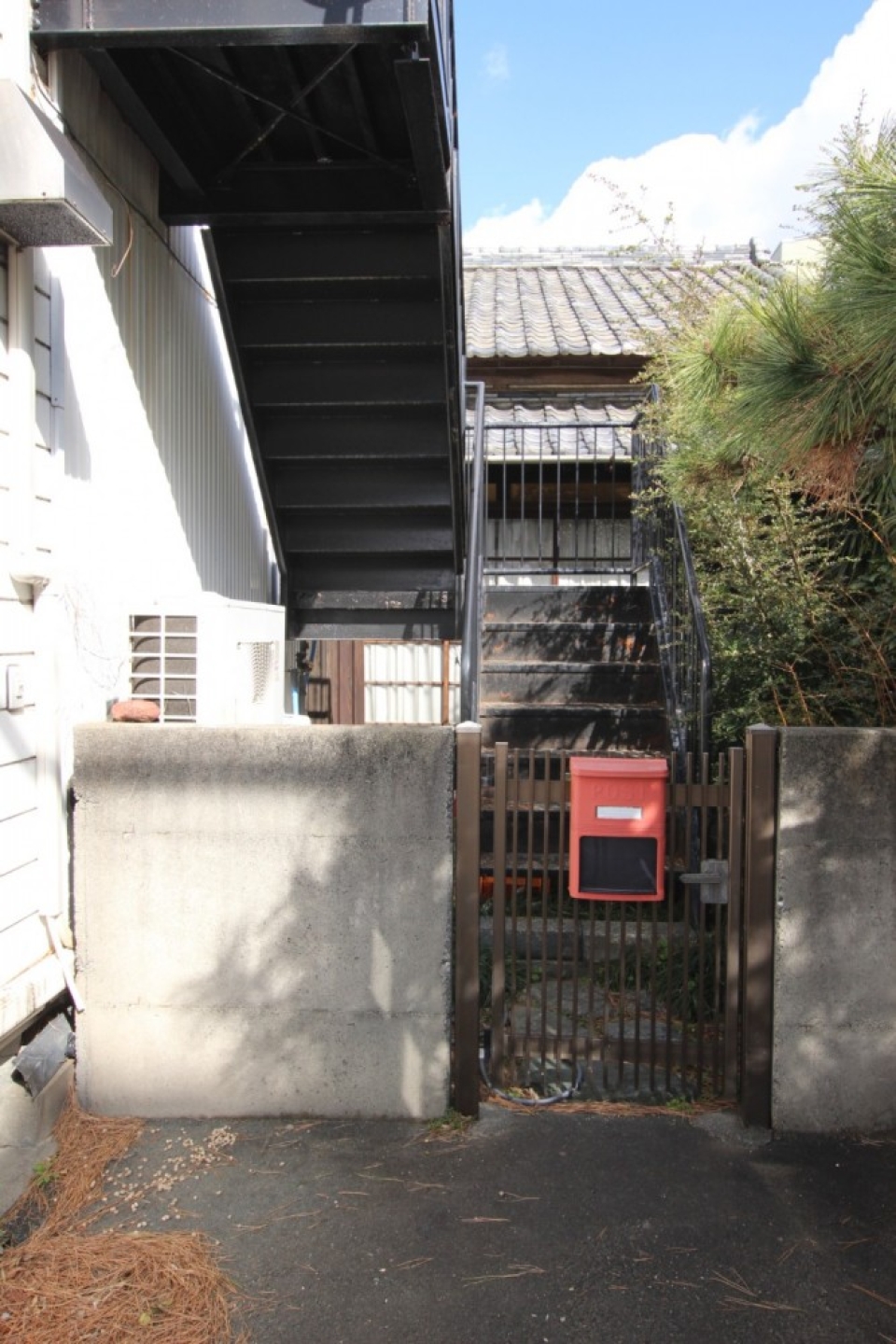 ２階へ上がる階段。赤い郵便受けもレトロ感あり。