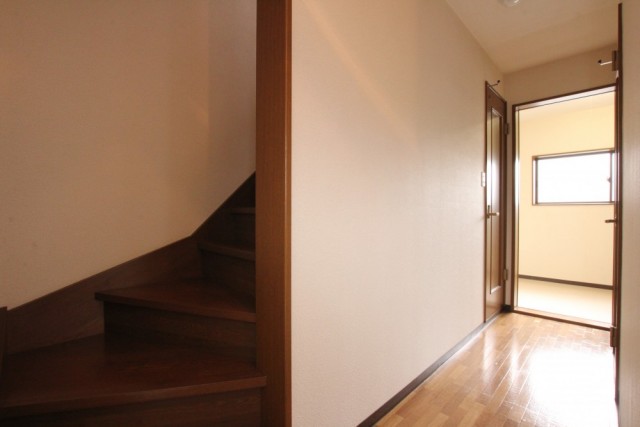 一人暮らしなのに2階建て。1階に水周り、2階に10帖の洋室があります