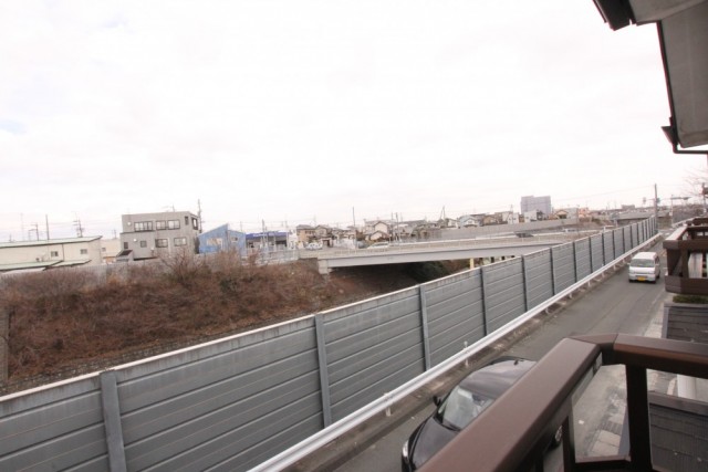 目の前には高速道路が走っています。音や振動はそれほど感じないです