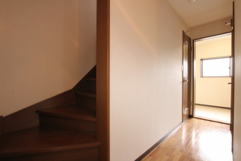 一人暮らしなのに2階建て。1階に水周り、2階に10帖の洋室があります