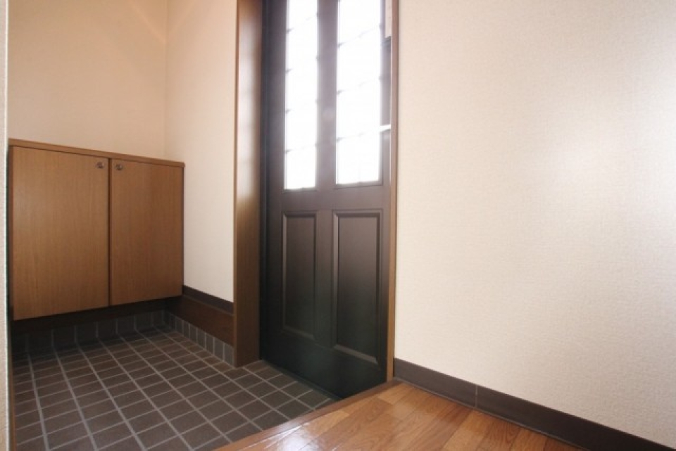 玄関は結構広々としています。シューズボックス付き