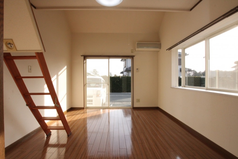 メインのお部屋は7.0帖。角部屋なので大きな出窓もあっていい感じです