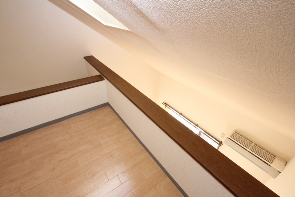 ロフトからは下の部屋の様子が少し望めますが、逆からは難しい。まさにプライート空間