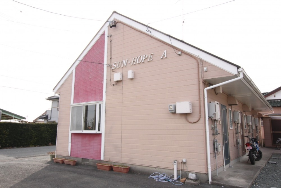 三角屋根が「家っ!!!!!」…という感じのする外観