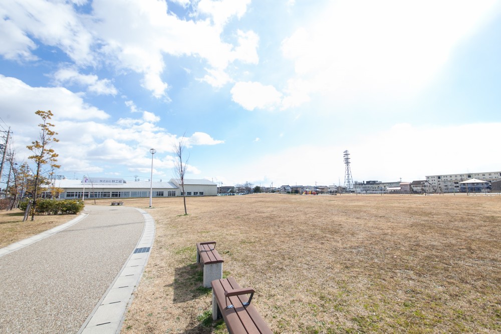 近所には、ランニングなどができる大きな公園も。