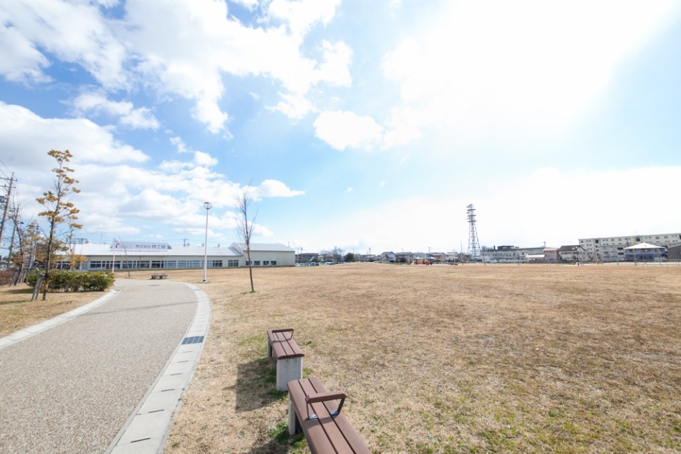 近所には、ランニングなどができる大きな公園も。