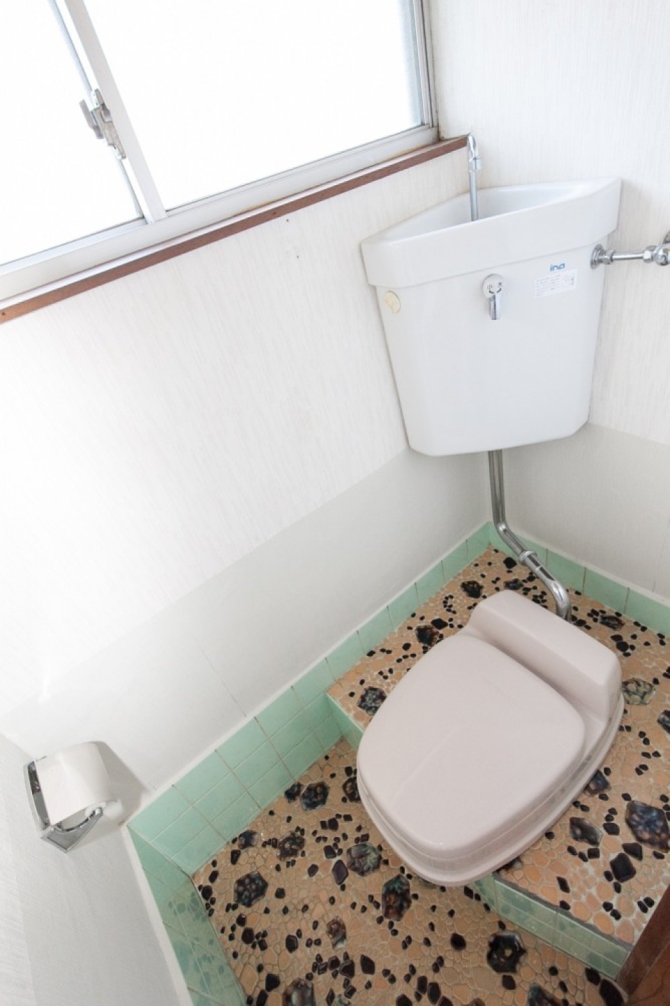 レトロなタイルが落ち着く。トイレは洋式にリフォーム。