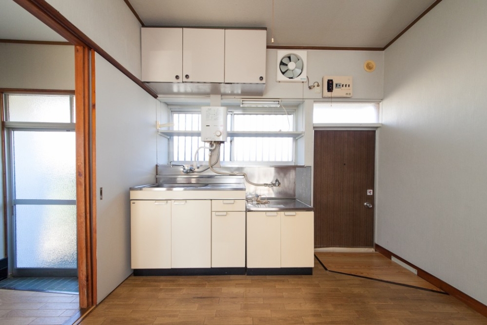 キッチンと言うより、あえて台所と呼びたい。勝手口は使用できません。