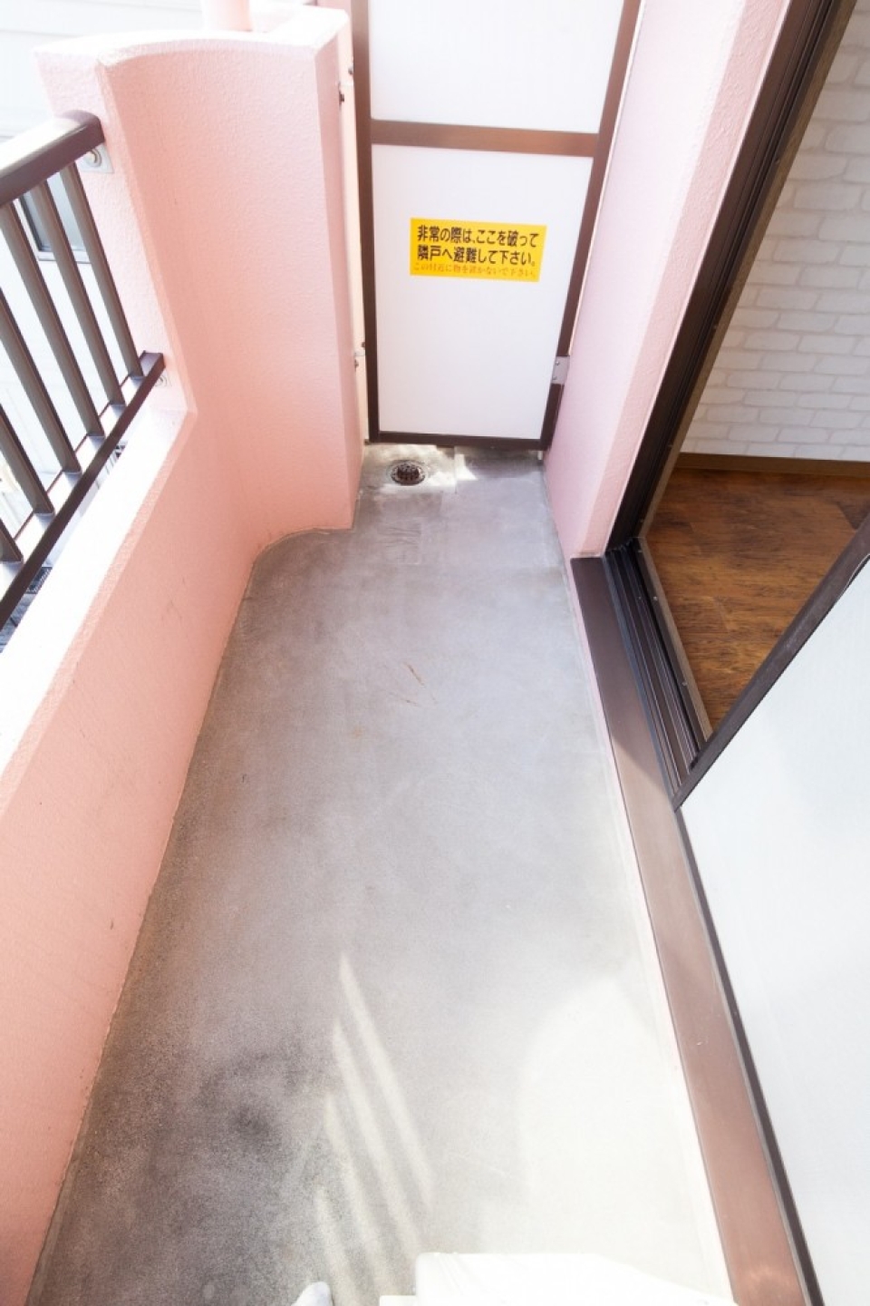 ピンクの壁。ほのかにピンクな壁。