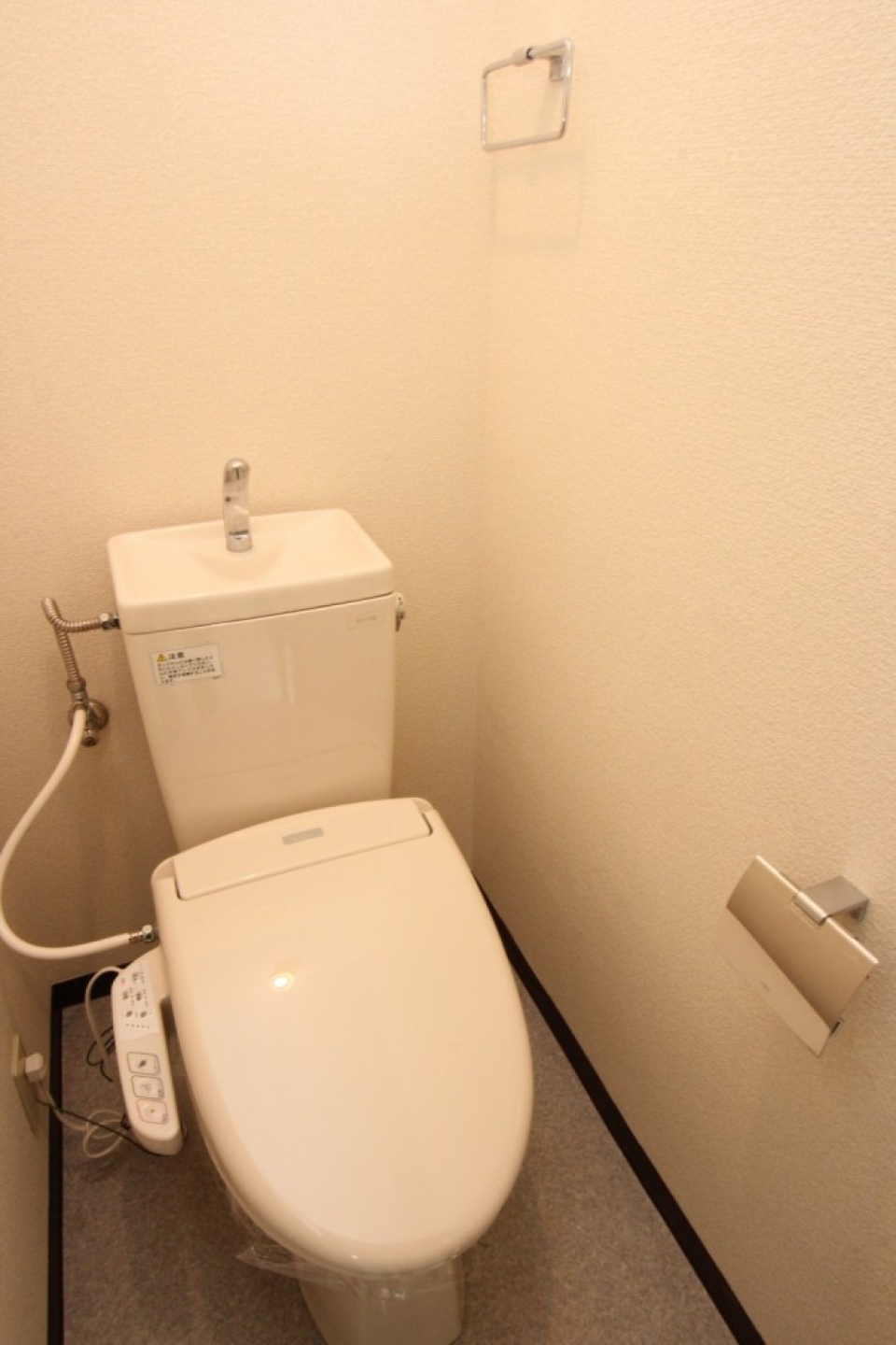 トイレはシャワー付きです
