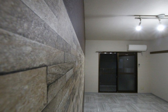室内に映えるアクセントウォール。