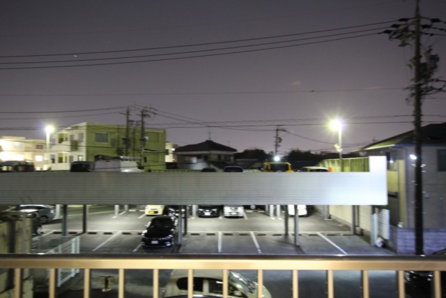 目の前は自マンション駐車場と他マンション駐車場。