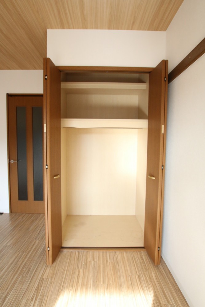 2枚の棚がついた収納。最上段は出し入れ大変そう。