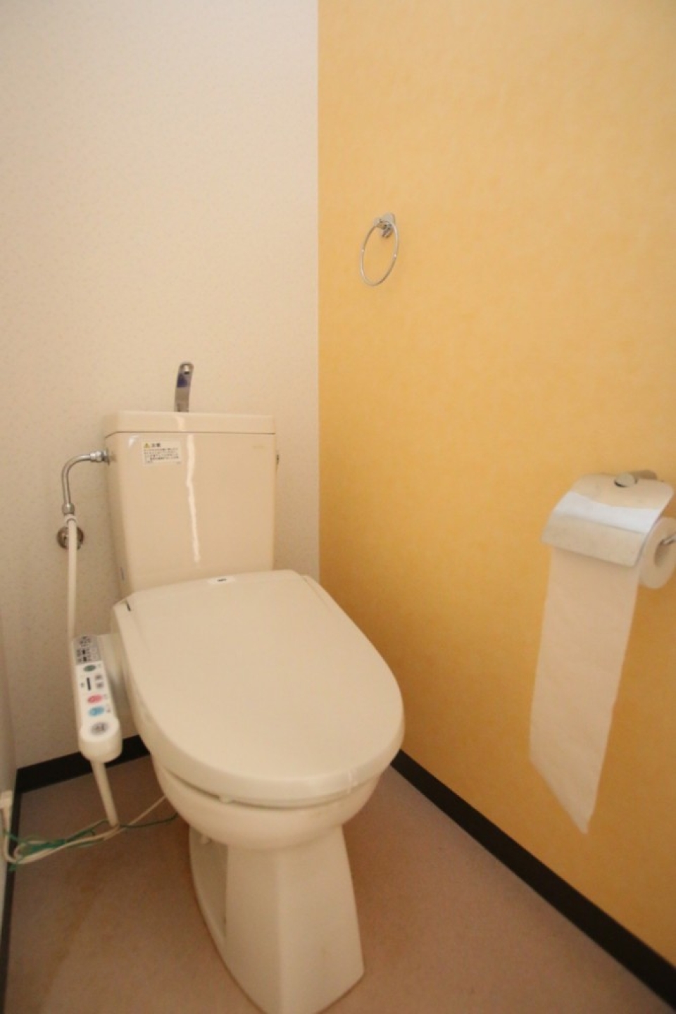 トイレの様子。ペーパーフォルダがガタガタなので改良の必要あり。