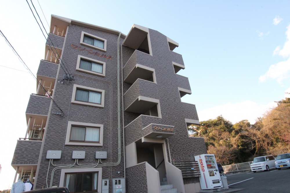 外観。建物自体が小高いところにあります