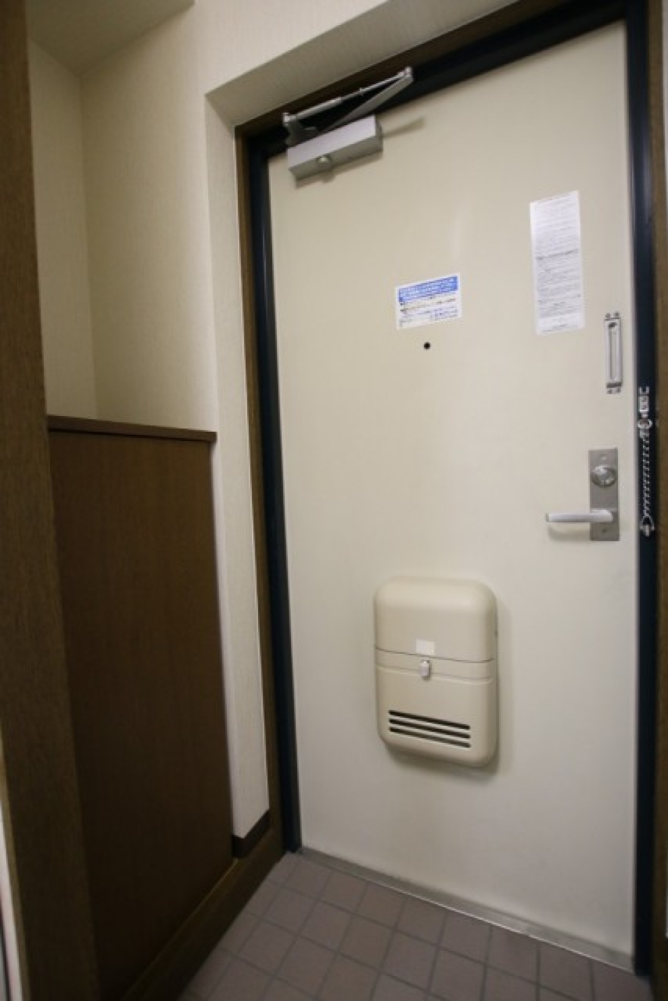玄関、左手には靴箱。