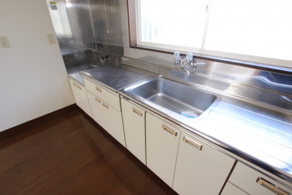 キッチンは2200あり大きい。