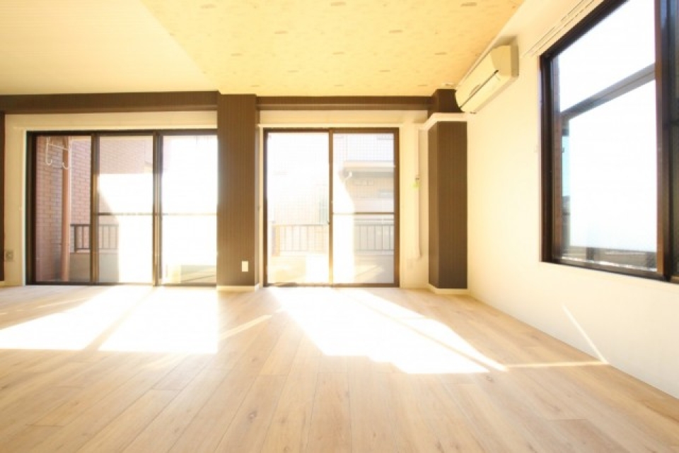 南面角部屋で窓からは圧巻の自然光。
