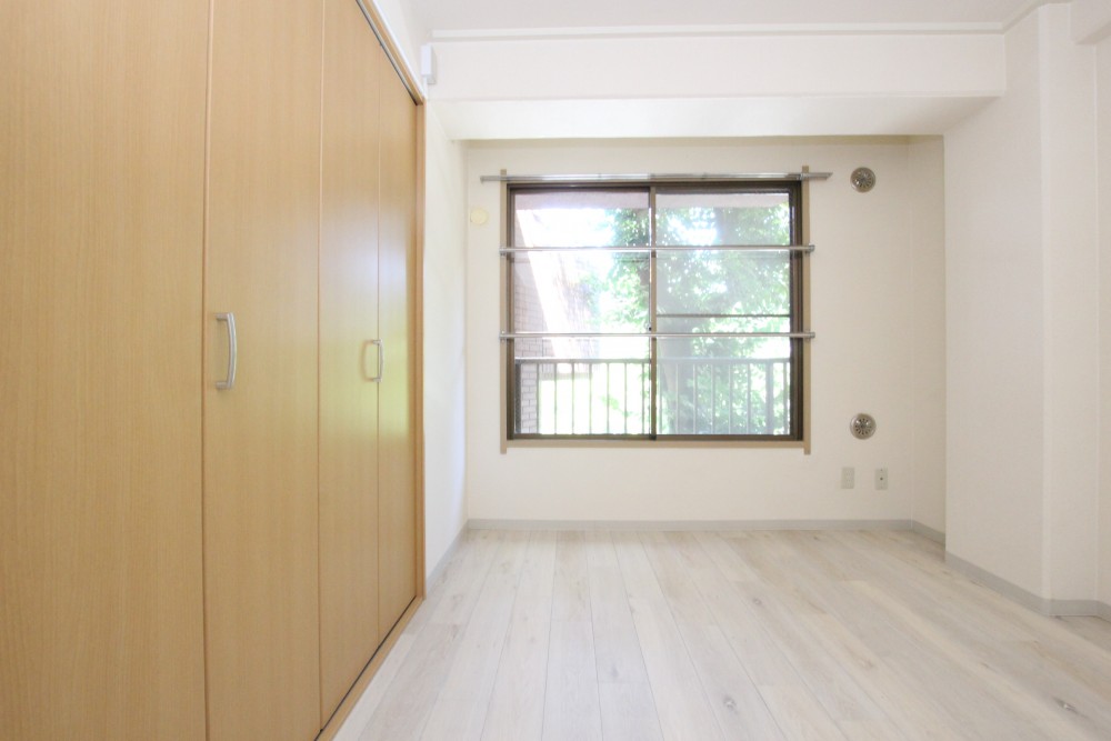 こちらが寝室の洋室6帖。