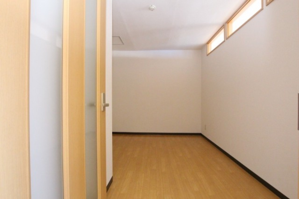 LDKと隣接する洋室。居住空間に使うか？納戸として使うか？