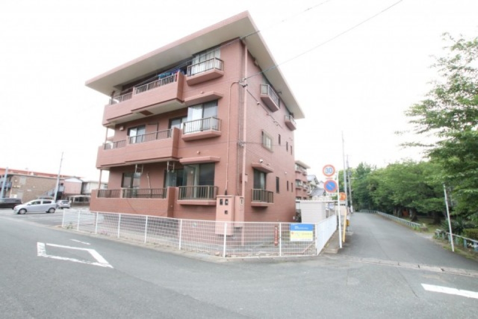 外観はこんな感じ。2面公園に囲われています