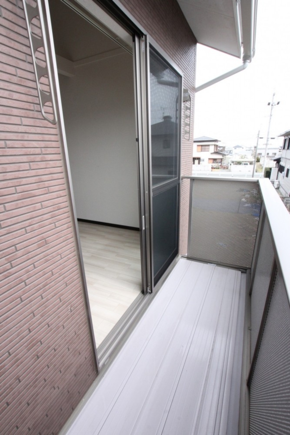 バルコニーに出るのは9.3帖洋室から。ここに物干台があります。