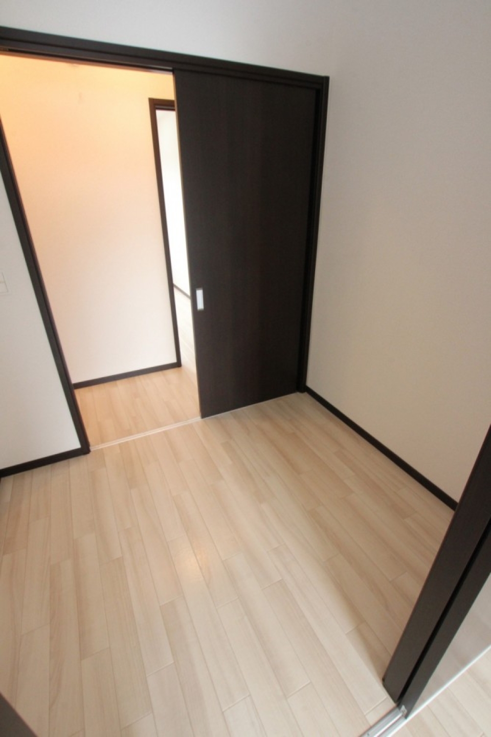 2つの部屋を繋ぐ収納部屋。上手く活用してください♪