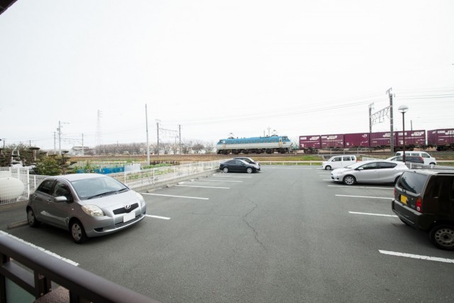 ベランダからの眺め。目の前は駐車場と線路なので、視界が広い。