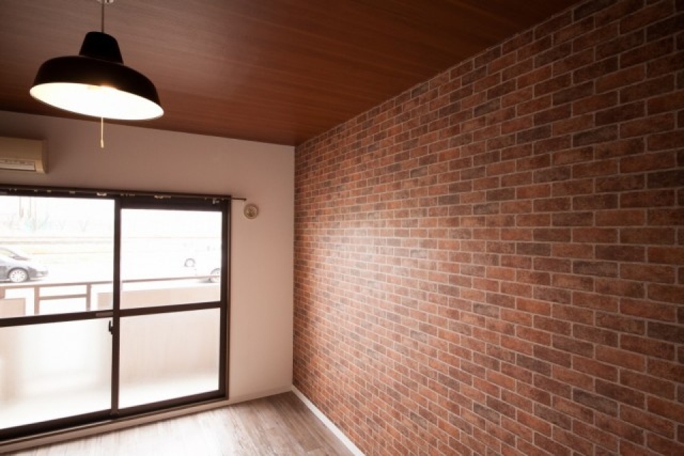 都会の喧噪が聞こえてきそうな、ブルージーな部屋