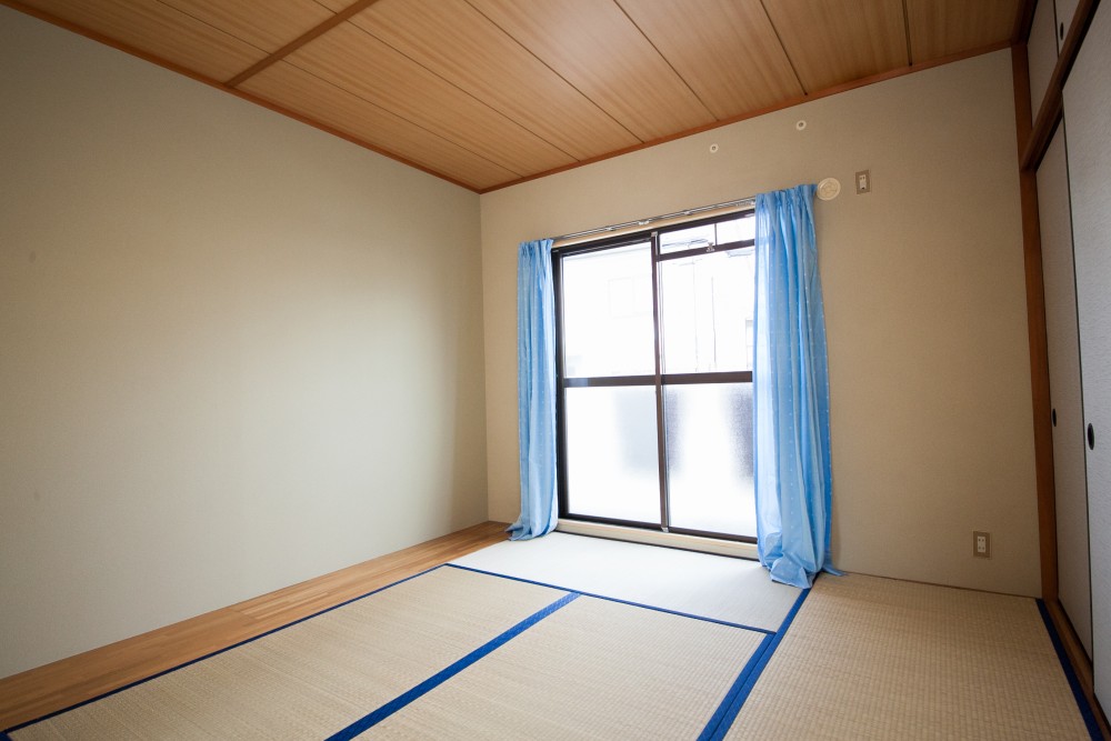 奥の和室には板の間がある。窓の外には小ぶりながらベランダも。