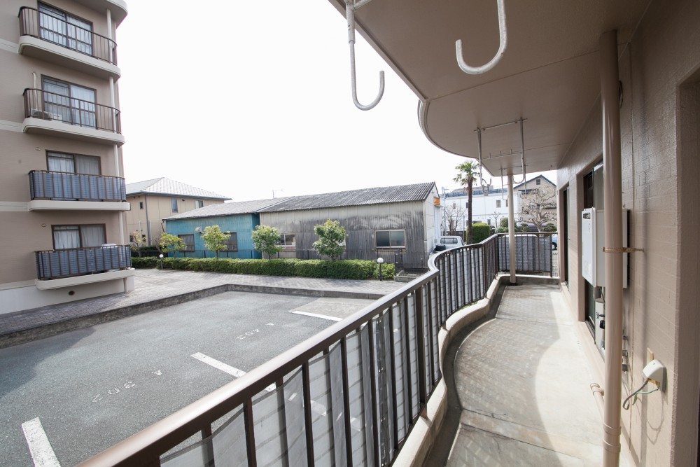 かなり長いベランダ。駐車場が目の前なので視界が広がる。