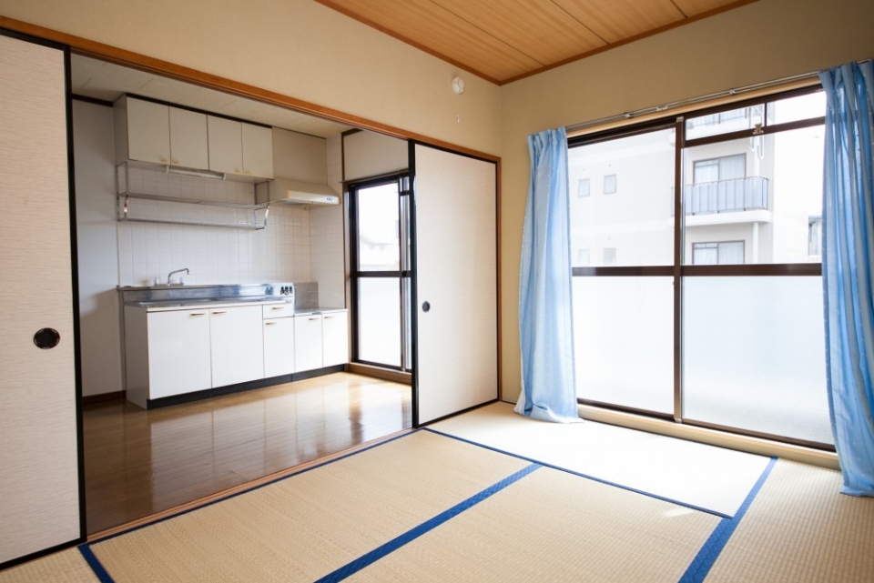 6帖の和室は光がたっぷり入って明るい。昼寝も心地よさそう。