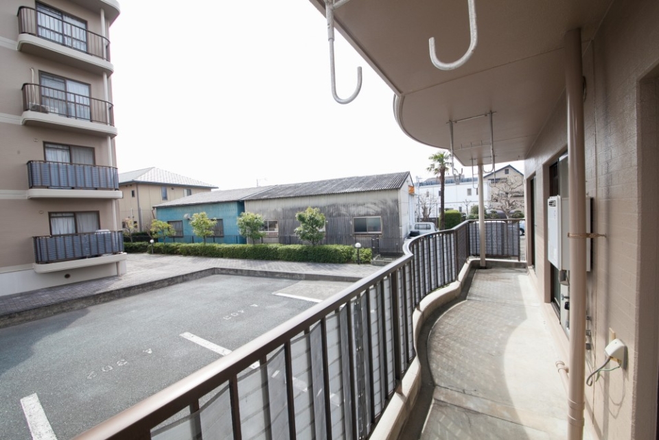 かなり長いベランダ。駐車場が目の前なので視界が広がる。