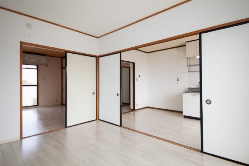 キッチンに二間続きの洋室が続きます。