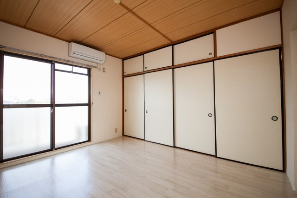260cm x 80cmの押入がある。窓の外には小ぶりのベランダも。