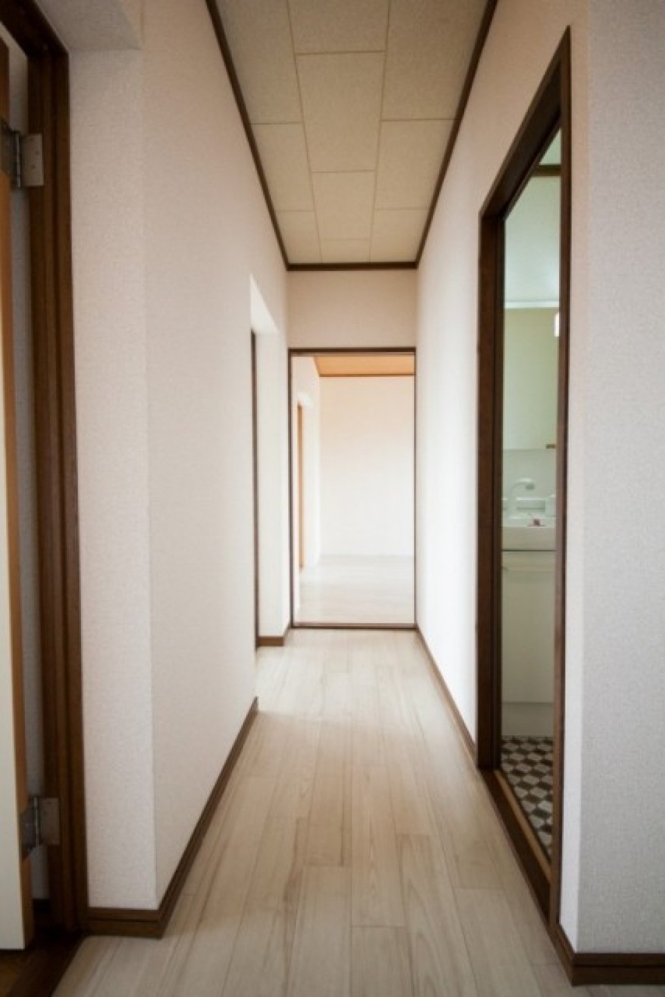 玄関から洋室を見る。左右に部屋が並ぶ。