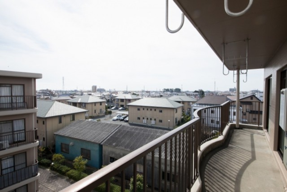 前にマンションがありますが、同じ4階建てなので空が広いです。