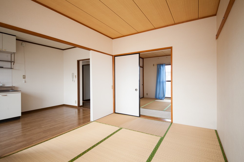 6帖の和室は光がたっぷり入って明るい。昼寝も心地よさそう。