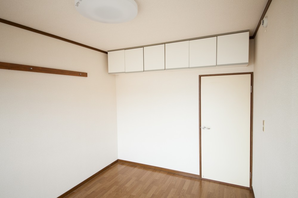 6帖の洋室の入口頭上にあるのは収納棚。