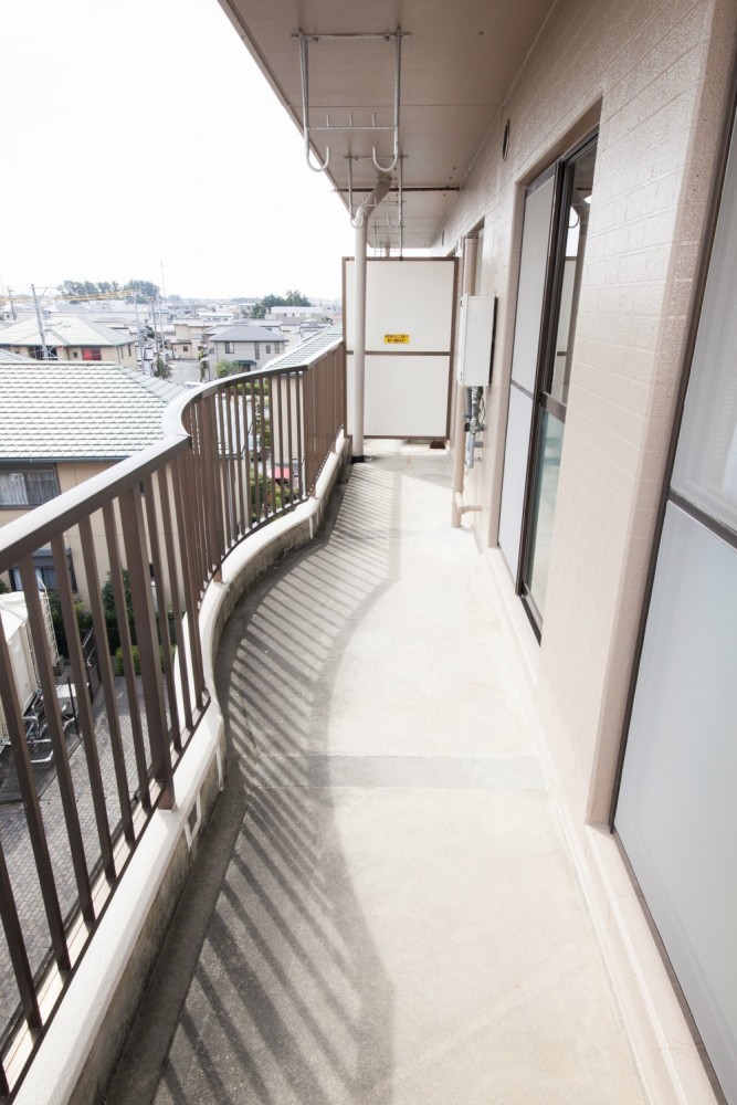 3部屋をつなぐ長?いベランダ。